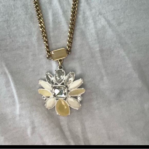 Ann Taylor Gold Tone Necklace With Flower Pendant - Picture 4 of 7